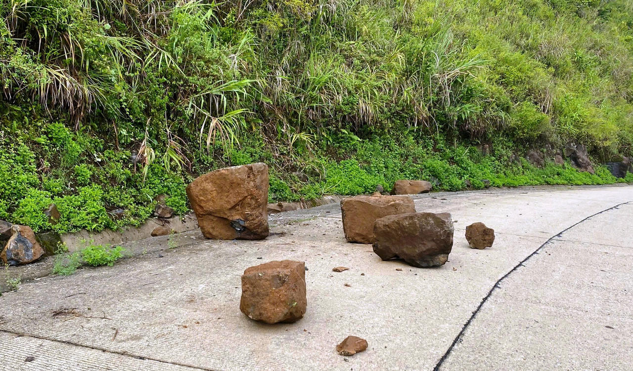 Hiểm họa sạt lở rình rập các tuyến đường miền núi Quảng Ngãi