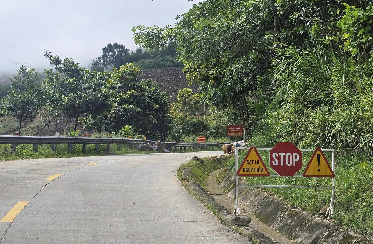 Hiểm họa sạt lở rình rập các tuyến đường miền núi Quảng Ngãi
