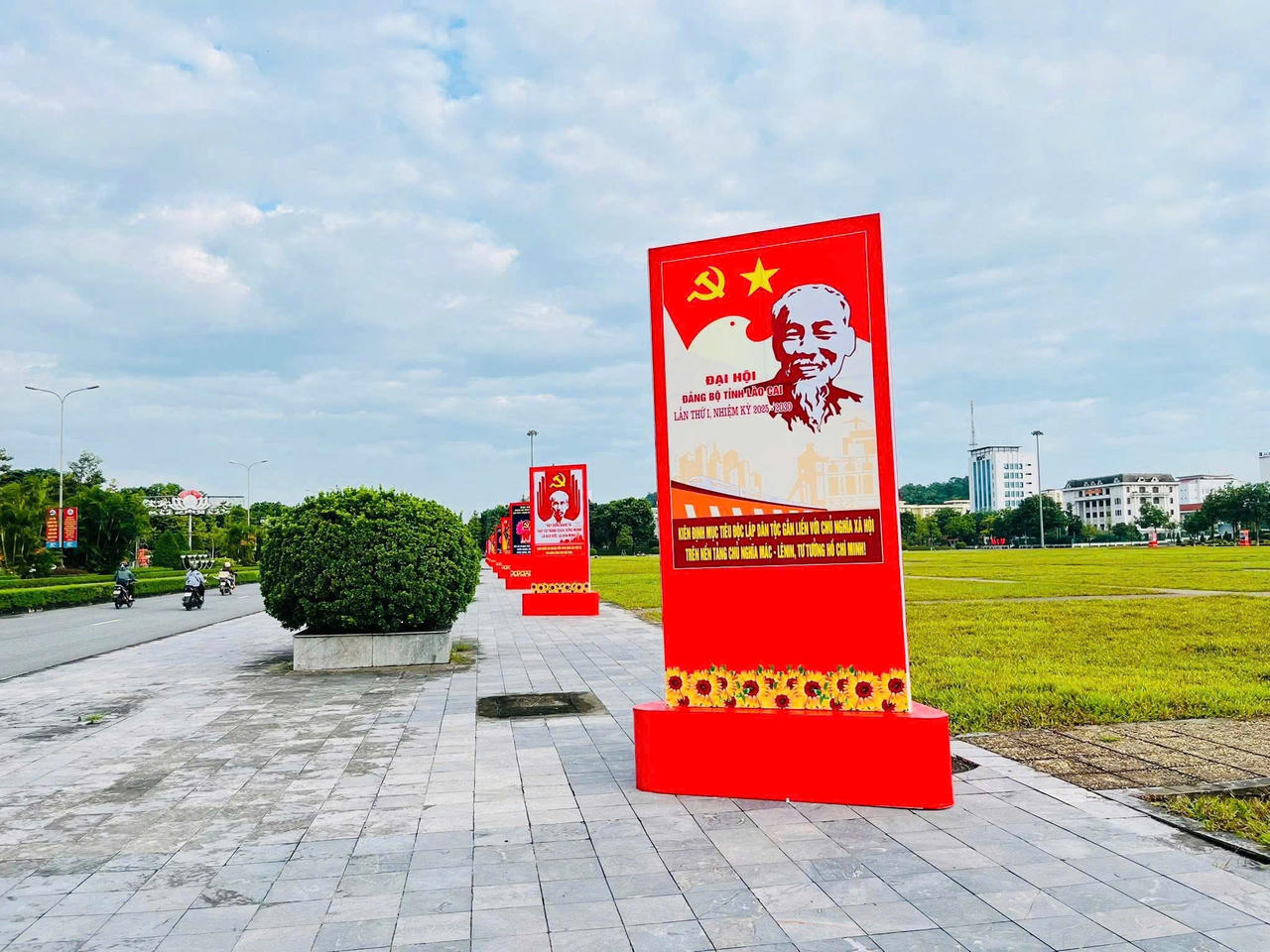 Qua
đó tạo không khí sôi nổi, lan tỏa niềm tin và kỳ vọng trong cán bộ, đảng viên,
nhân dân về một nhiệm kỳ mới thành công, nhiều dấu ấn nổi bật trong tất cả
các lĩnh vực kinh tế - xã hội.



