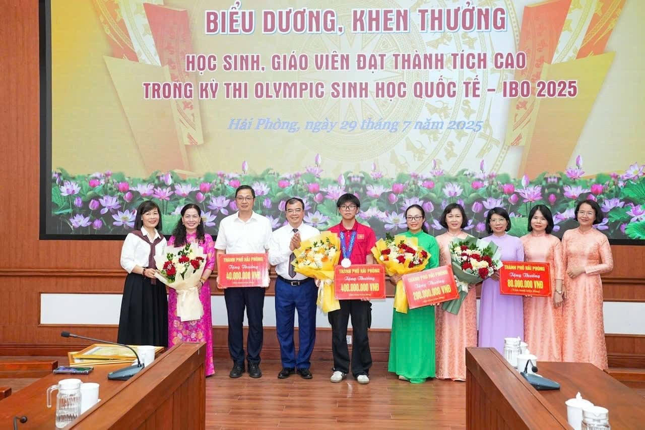 TP Hải Phòng biểu dương, khen thưởng các cá nhân, tập thể Trường THPT chuyên Trần Phú với thành tích xuất sắc tại Kỳ thi Olympic Sinh học Quốc tế năm 2025.