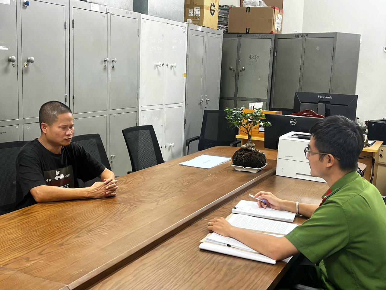 Một nghi phạm bị tạm giữ về hành vi xả thải xuống sông Tô Lịch tại cơ quan Công an (Ảnh: Công an Hà Nội)