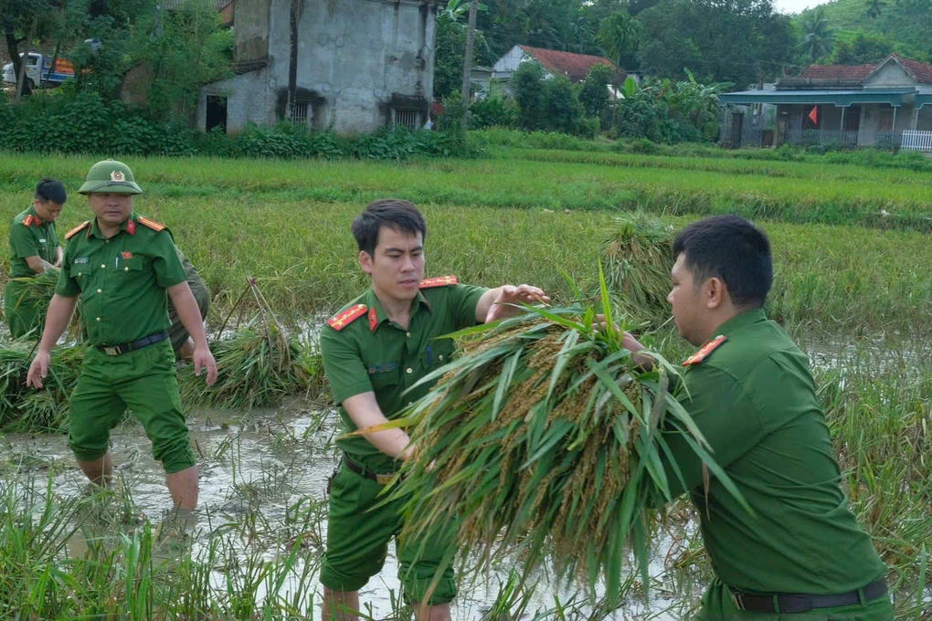 Lực lượng Công an, Quân đội: Nhiều hoạt động hỗ trợ, giúp đỡ người dân phòng, chống bão