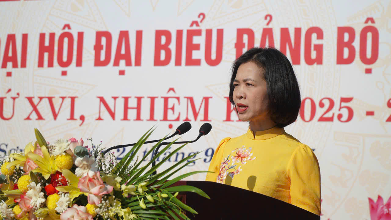 Bà Hoàng Ngân Hoàn - Giám đốc Sở Văn hóa, Thể thao và Du lịch tỉnh Sơn La phát biểu tại buổi lễ.