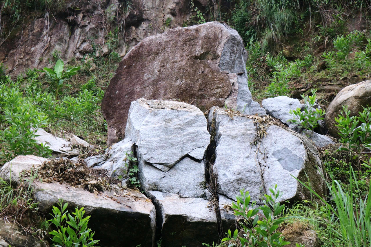 Hiểm họa sạt lở rình rập các tuyến đường miền núi Quảng Ngãi