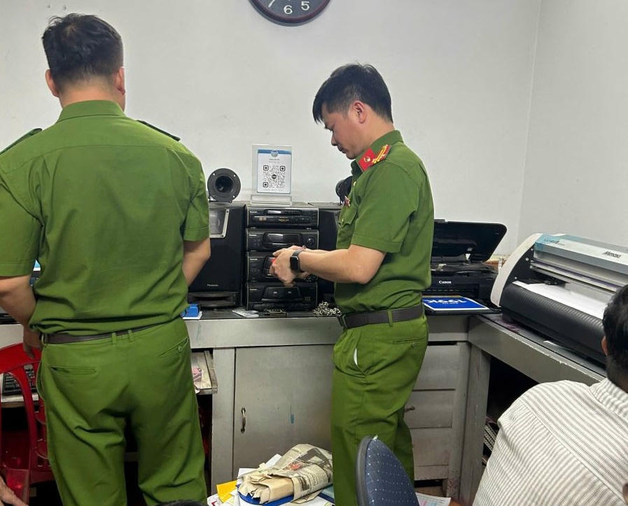 Khởi tố 2 đối tượng làm giả con dấu, tài liệu của cơ quan, tổ chức