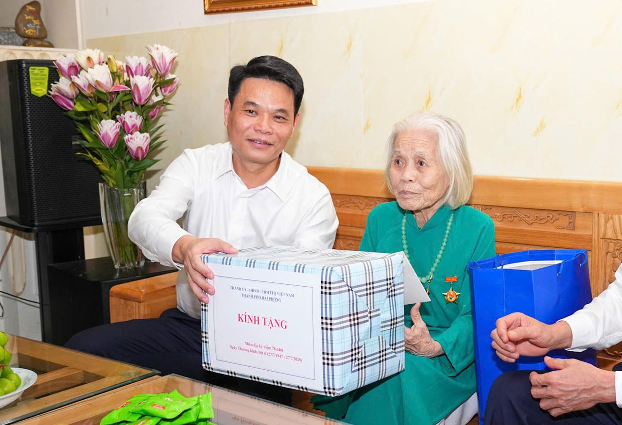 Chủ tịch UBND TP Hải Phòng Lê Ngọc Châu thăm, tặng quà Mẹ Việt Nam anh hùng Trần Thị Cải tại phường Gia Viên.