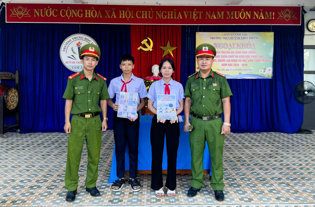 Công an xã Tam Anh tuyên truyền nhận diện, phòng chống lừa đảo trực tuyến.