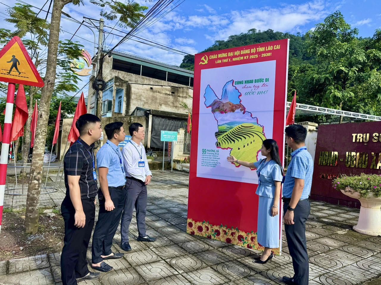 Ghi nhận tại xã Cốc San, tỉnh Lào Cai, công tác trang trí khánh tiết chào mừng Đại hội được thực hiện khẩn trương, tích cực.