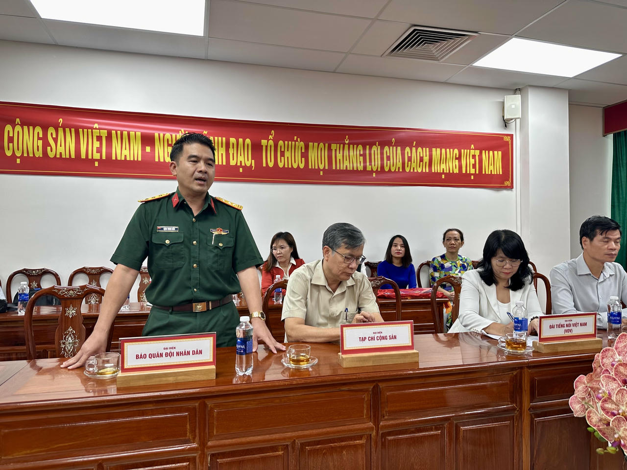 Nhà báo, Thượng tá Đặng Trung Kiên - Báo Quân đội nhân dân thay mặt các cơ quan báo đài trung ương và địa phương phát biểu tại buổi lễ.