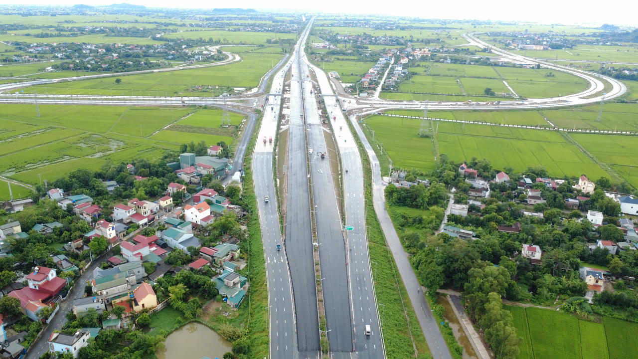 Toàn cảnh Cầu vượt Nút giao Liêm Sơn đã cơ bản hoàn thiện, sẵn sàng để phân luồng thông xe cầu vượt trên cao tốc. (Ảnh: Trung Nghĩa)