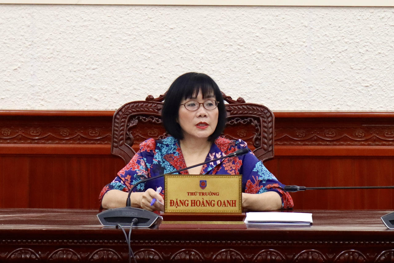 Thứ trưởng Đặng Hoàng Oanh phát biểu kết luận. 