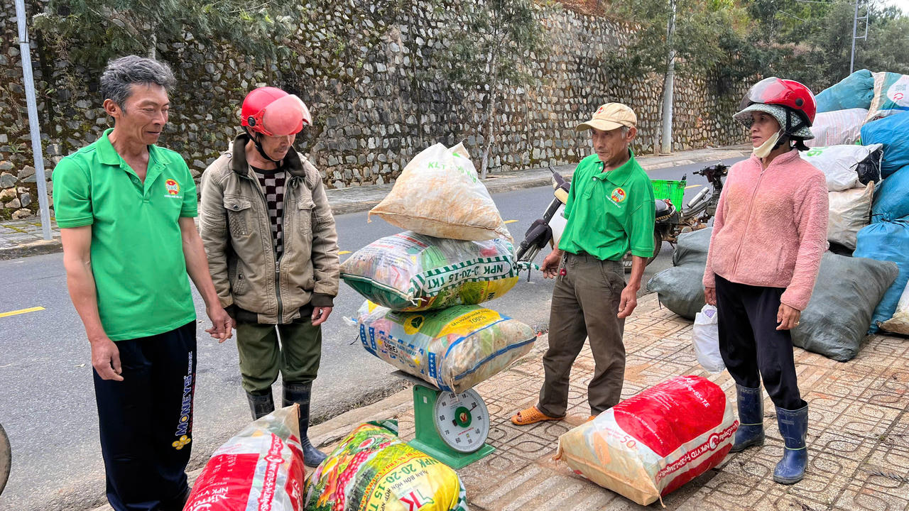 Người dân thu gom rác bao bì thuốc BVTV mang tới điểm đổi quà tặng.