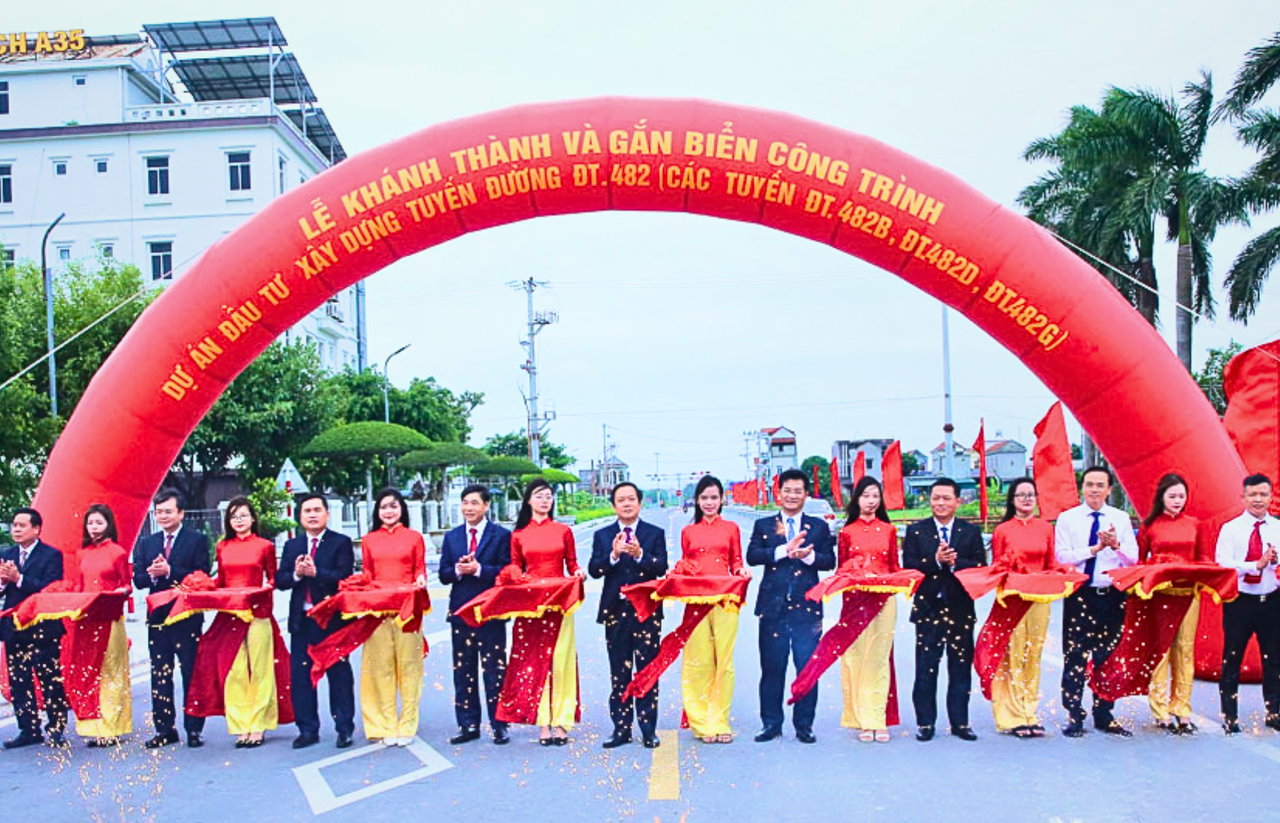 Các đại biểu cắt băng khánh thành Dự án đầu tư xây dựng tuyến đường ĐT.482 kết nối Quốc lộ 1A với Quốc lộ 10 và kết nối Quốc lộ 10 với Quốc lộ 12B.