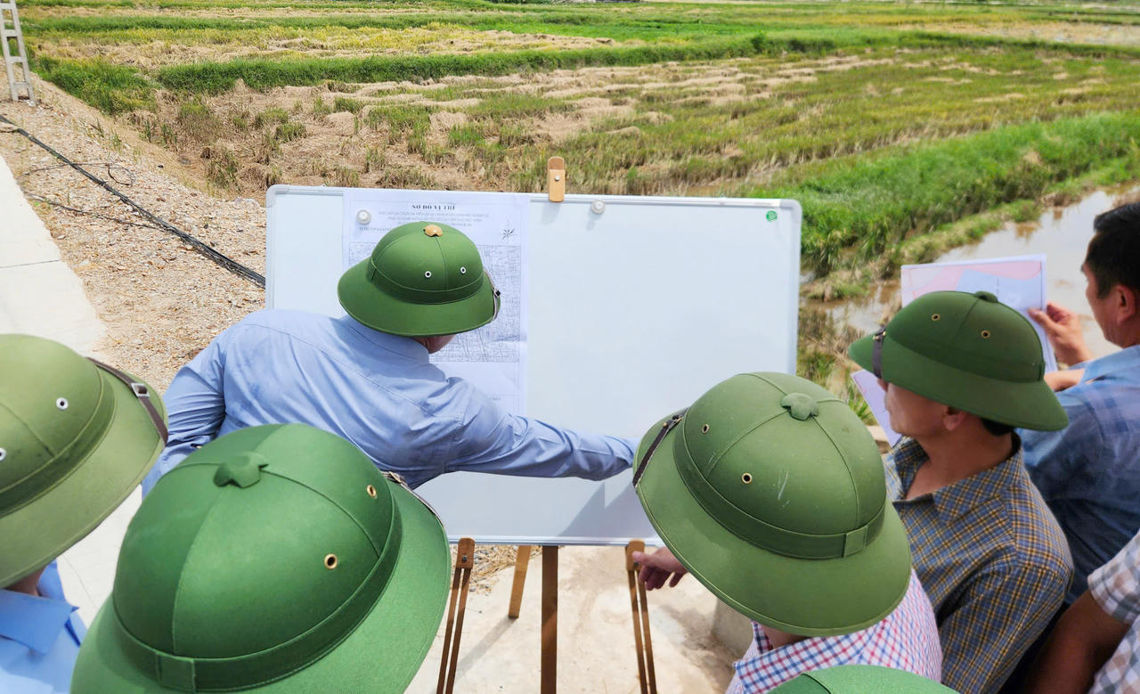 Lãnh đạo UBND tỉnh và các sở, ngành liên quan kiểm tra hiện trường tại các nơi dự án đi qua.