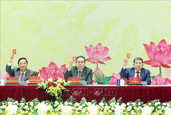 Đồng chí Trần Thanh Mẫn, Uỷ viên Bộ Chính trị, Bí thư Đảng uỷ Quốc hội, Chủ tịch Quốc hội và các đại biểu biểu quyết tại Đại hội. Ảnh: Thống Nhất/TTXVN