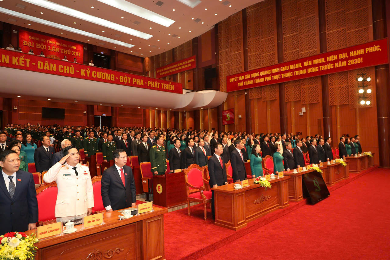 Các đại biểu thực hiện nghi lễ chào cờ.