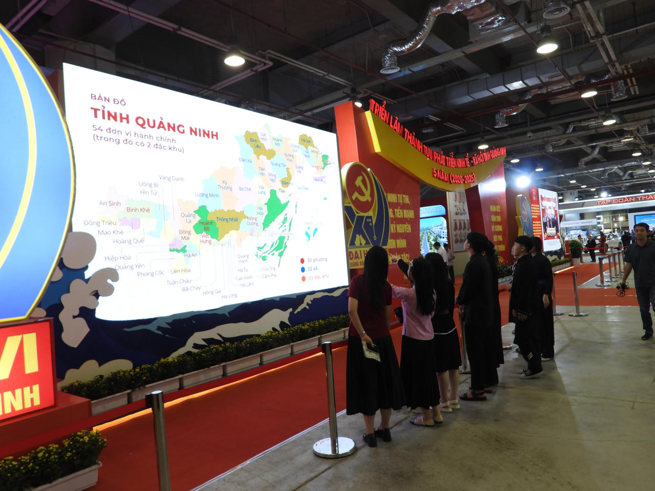 Mô hình sa bàn với màn hình tương tác khổ lớn giới thiệu về địa giới hành chính, tiềm năng và thế mạnh của tỉnh Quảng Ninh và 54 xã, phường, đặc khu.