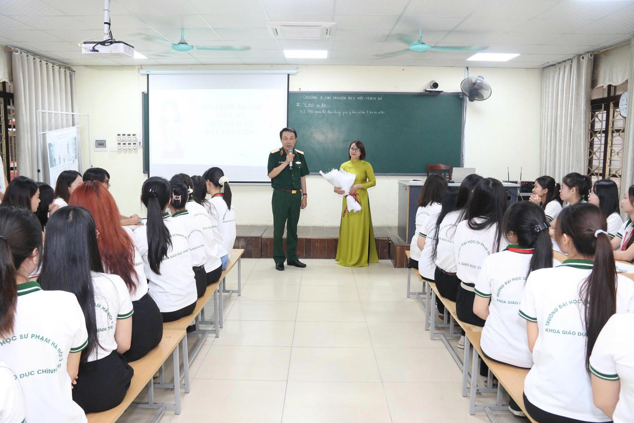 Thiếu tướng Nguyễn Xuân Thủy trao đổi, đông viên giảng viên, sinh viên.