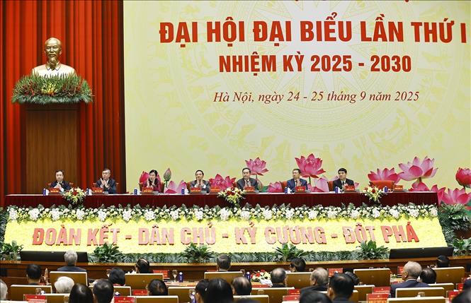 Đoàn Chủ tịch điều hành Đại hội. Ảnh: Doãn Tấn/TTXVN