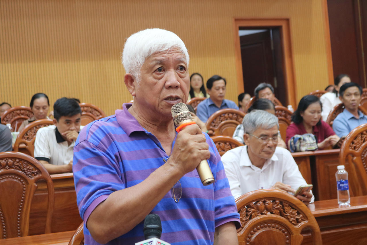 Một cử tri phát biểu tại hội nghị.