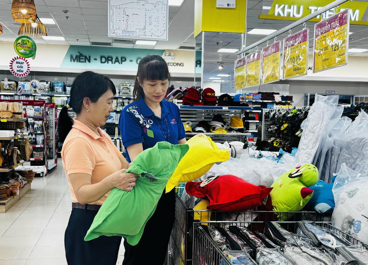 Các sản phẩm chăn ga gối chất liệu cotton, tencel, cao su… được áp dụng mức giảm đến 50%.