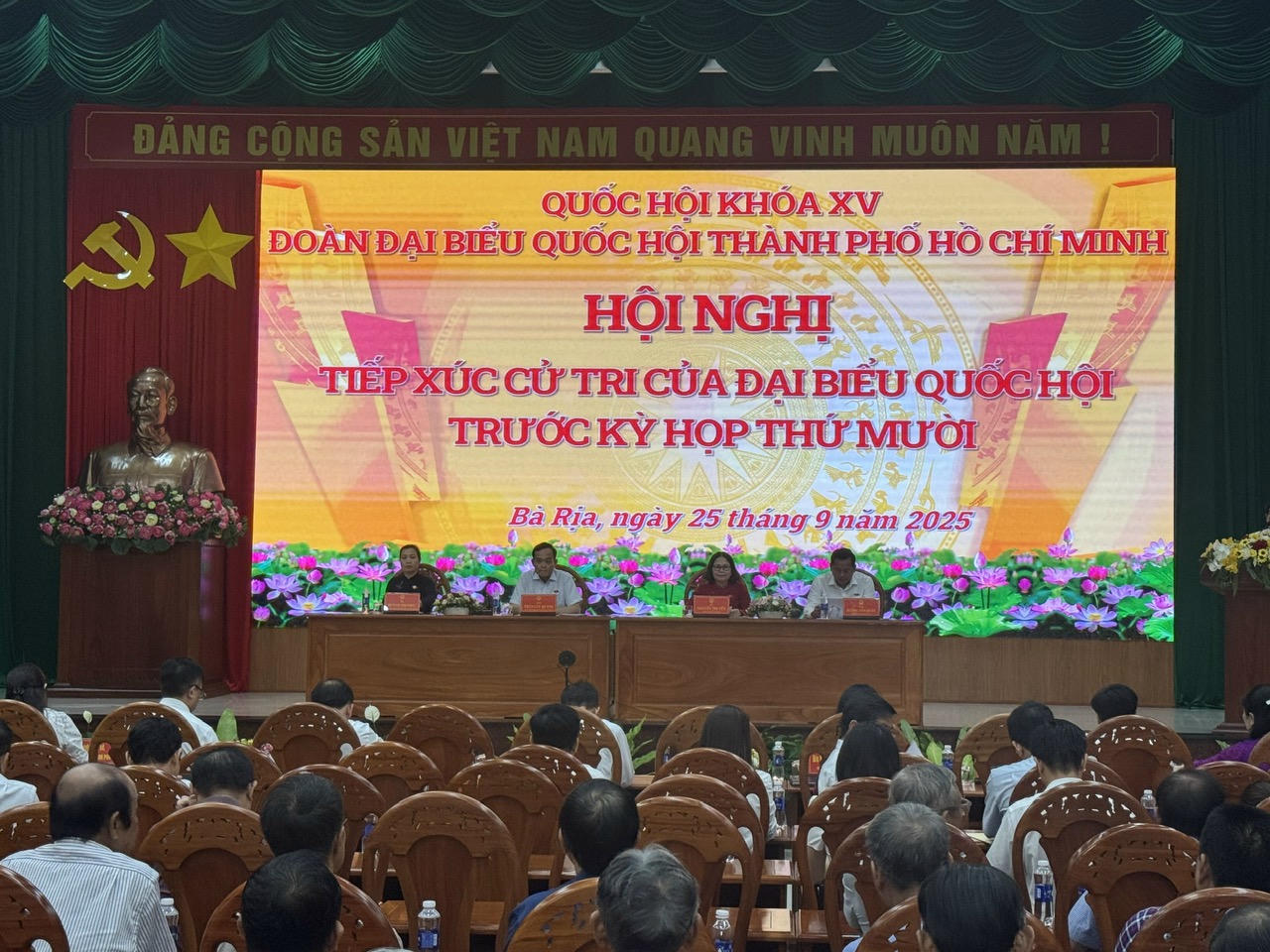 Toàn cảnh hội nghị tiếp xúc cử tri.