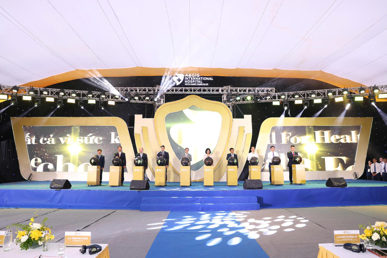 Các đại biểu thực hiện nghi thức khởi công dự án