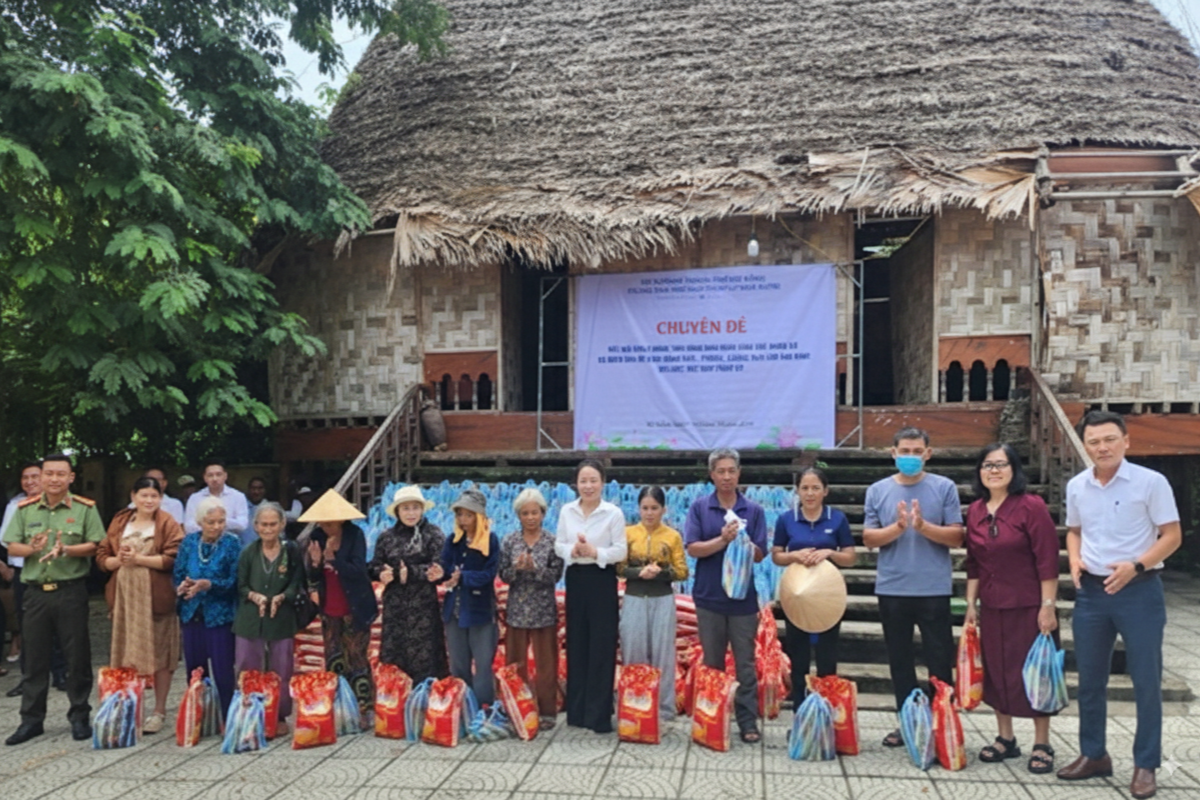 Lãnh đạo Trung tâm và chính quyền địa phương trao tặng 150 suất quà cho hộ gia đình khó khăn.