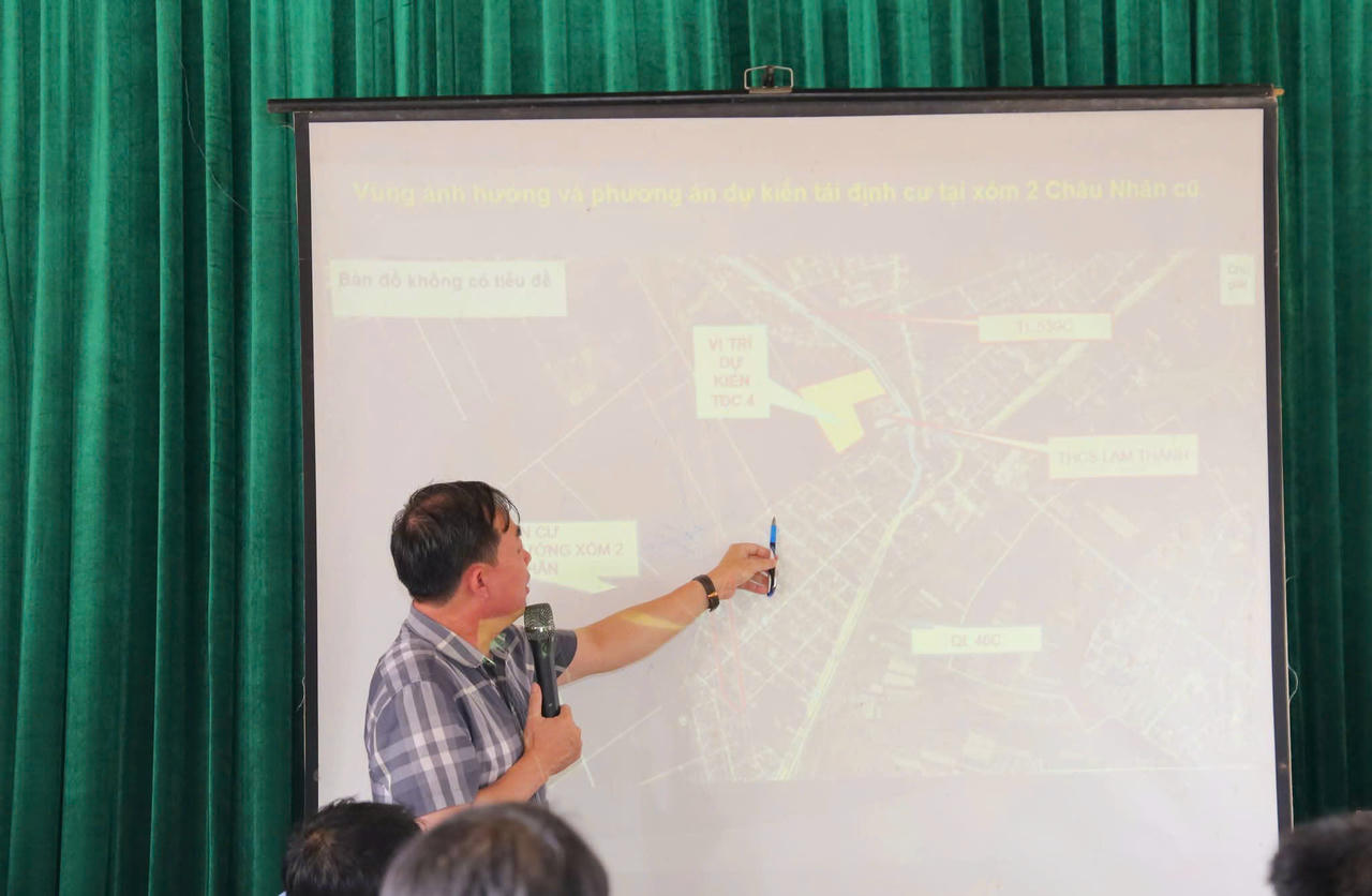 Chính quyền xã Lam Thành thông tin với nhân dân về chủ trương dự án và những ảnh hưởng đối với địa phương.