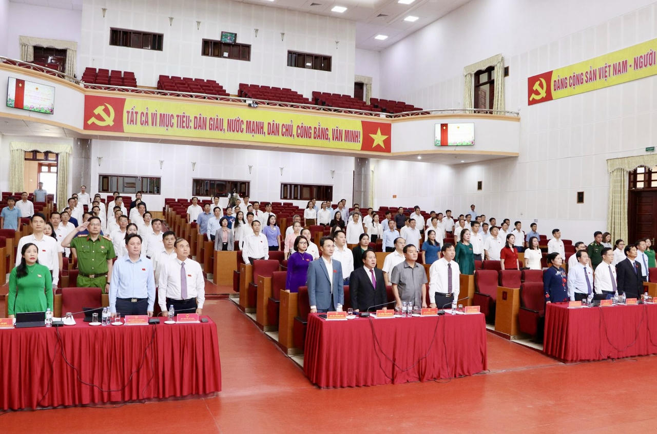 Các đại biểu thực hiện nghi lễ chào cờ tại kỳ họp. (Ảnh: laichau.gov)