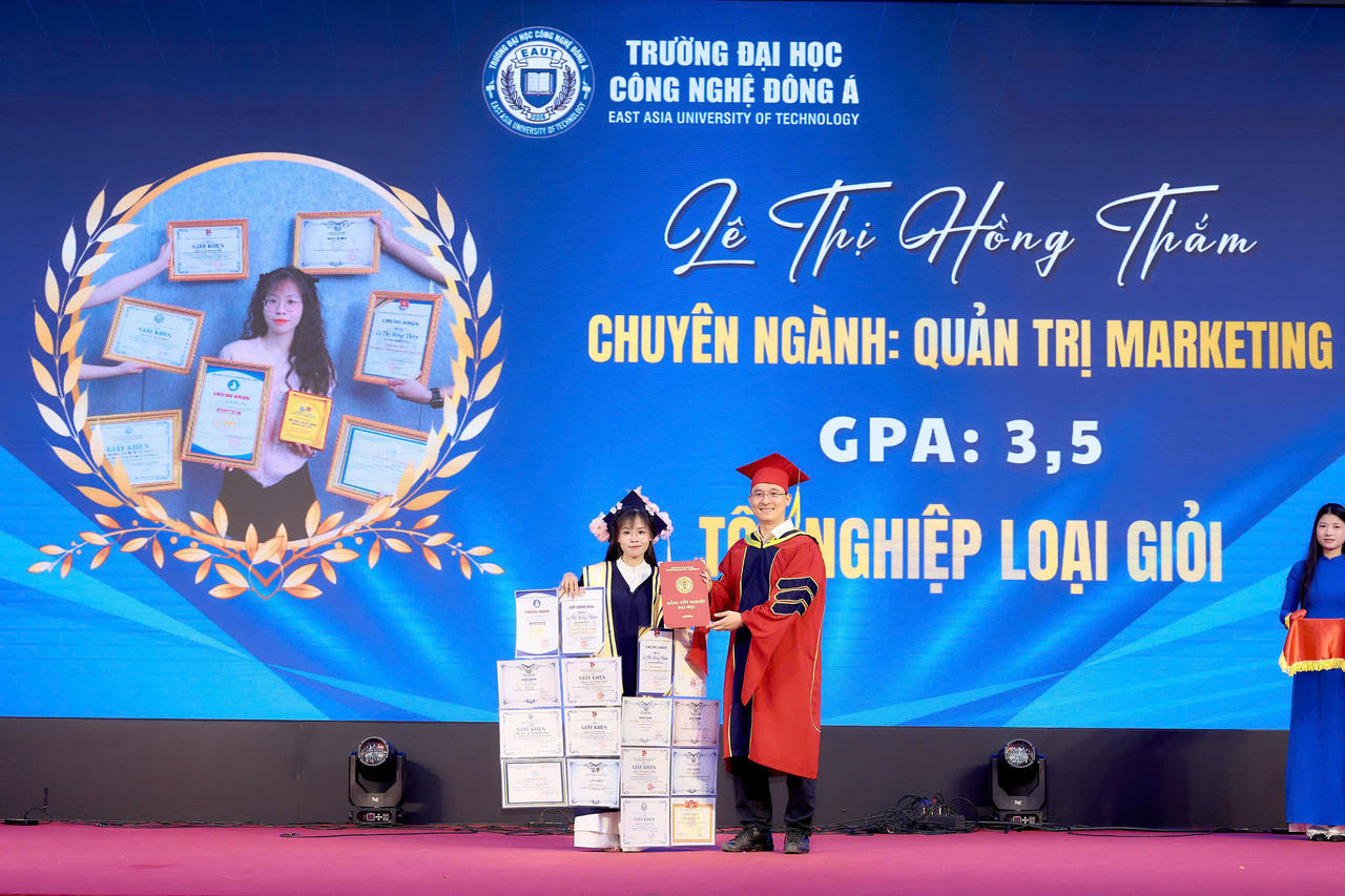 Sinh viên Lê Thị Hồng Thắm trong ngày lễ tốt nghiệp