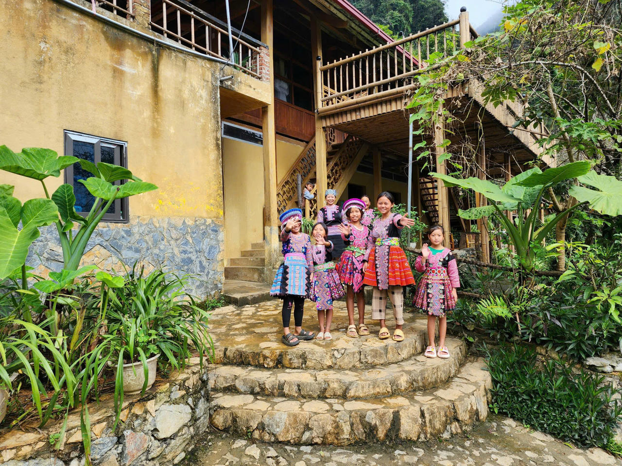 Niềm vui ánh lên trên gương mặt những em bé ở xã Pà Cò, tỉnh Phú Thọ. Ảnh PV