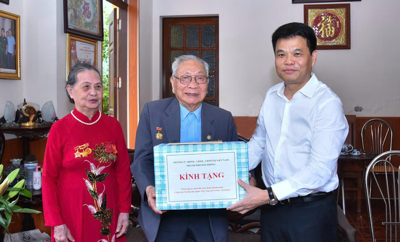 Phó Bí thư Thành ủy, Chủ tịch UBND TP Hải Phòng Lê Ngọc Châu tặng quà gia đình chính sách ông Nguyễn Như Tiến.