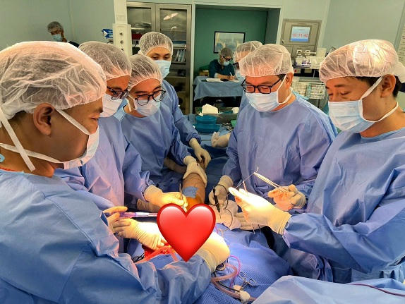   Hình ảnh ca phẫu thuật tái tạo xương chậu đầy căng thẳng của đội ngũ bác sĩ Vinmec.    