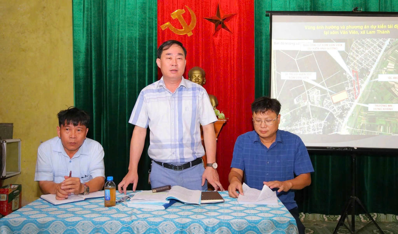 Lãnh đạo xã Lam Thành trao đổi với dân về dự án và các phương án TĐC.