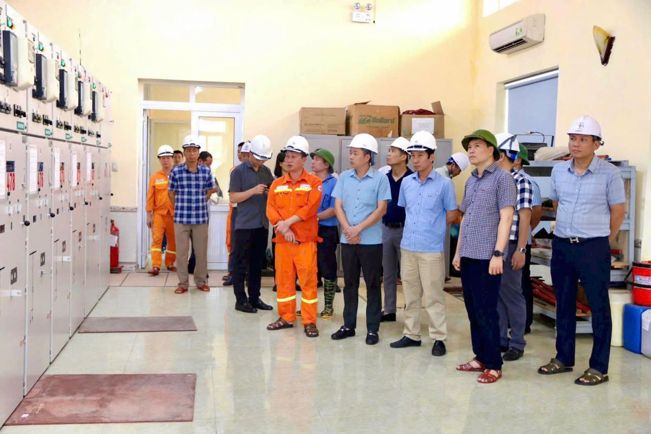   

Phó Chủ tịch UBND TP Hoàng Minh Cường cùng đoàn kiểm tra tại trạm Biến áp 220KV Đình Vũ  