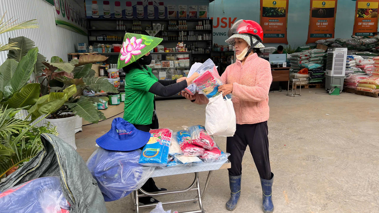 Phần quà tặng bao gồm: găng tay cao su, ủng và nón vải.