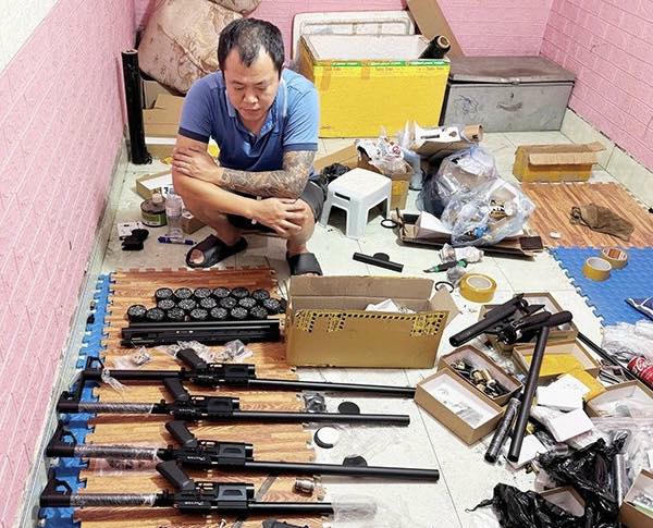   Đối tượng Ngô Văn Huỳnh và tang vật bị thu giữ.  Ảnh: Công an Hà Tĩnh