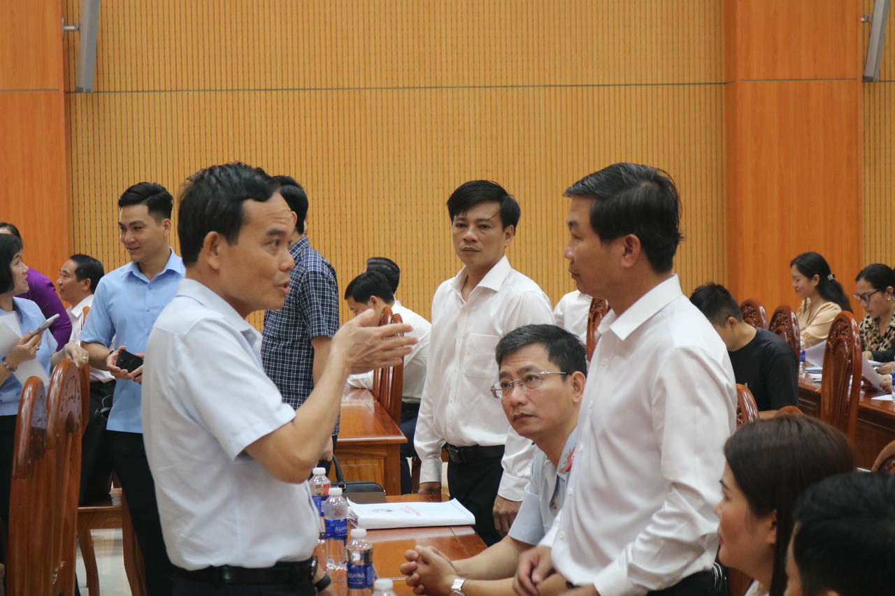 Bí thư Thành ủy Trần Lưu Quang trao đổi với lãnh đạo các phường tại buổi tiếp xúc cử tri.