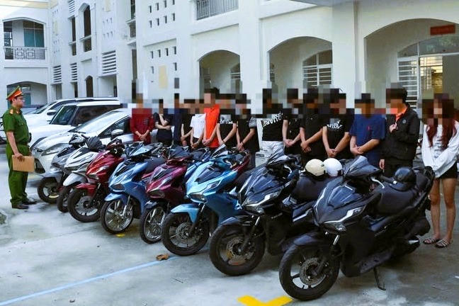 Gần 20 thanh thiếu niên “quậy phố” lúc rạng sáng