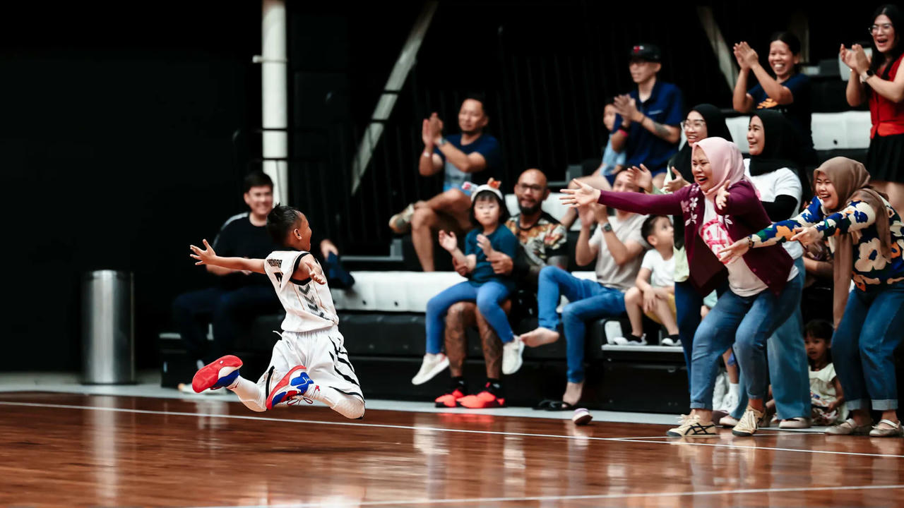 I GOT IT MOM! – Bức ảnh đạt Giải Nhất Cuộc thi ảnh FIBA lần thứ 8 tôn vinh tình yêu bóng rổ ở dạng thuần khiết nhất
