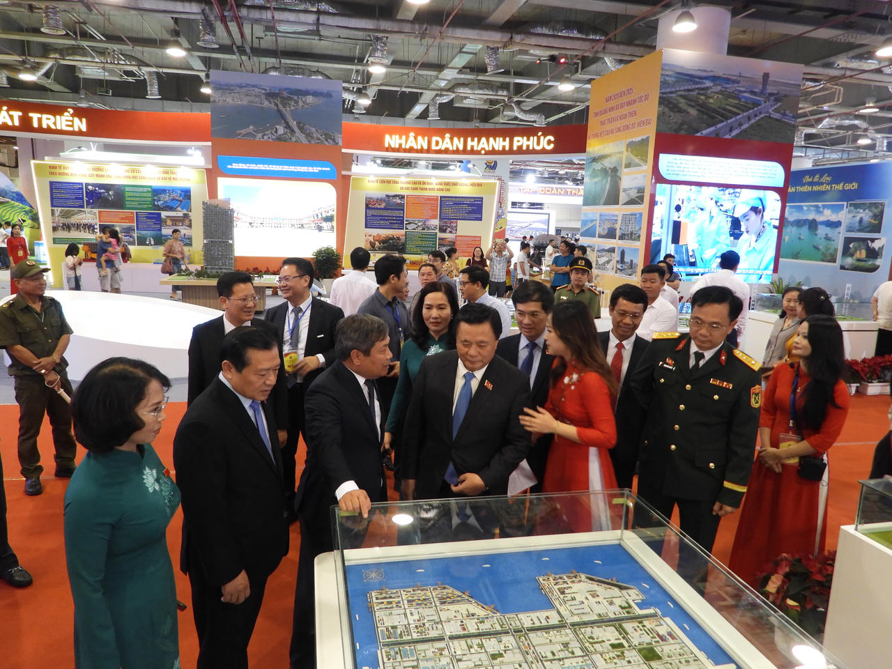 Các đại biểu tham quan khu trưng bày Triển lãm.