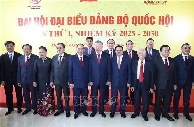 Tổng Bí thư Tô Lâm, Thủ tướng Phạm Minh Chính cùng các đồng chí Lãnh đạo, nguyên Lãnh đạo Đảng, Nhà nước dự Đại hội. Ảnh: Thống Nhất/TTXVN