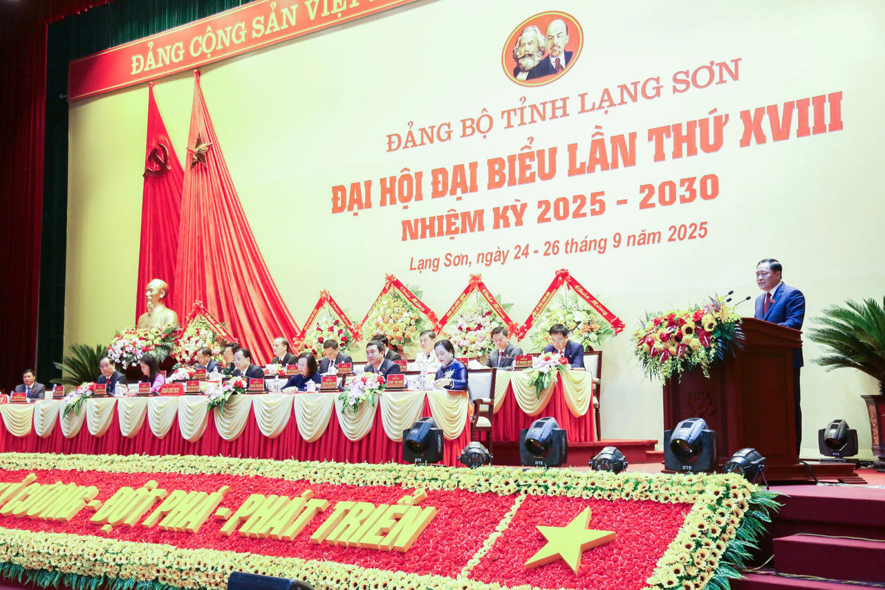   Chủ tịch UBND tỉnh Lạng Sơn Hồ Tiến Thiệu trình bày Báo cáo chính trị tại Đại hội.