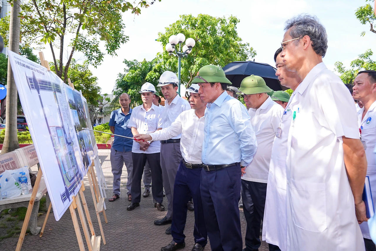  Ủy viên Trung ương Đảng, Bí thư Thành ủy Lê Tiến Châu khảo sát tại Bệnh viện Đa khoa Hải Dương.