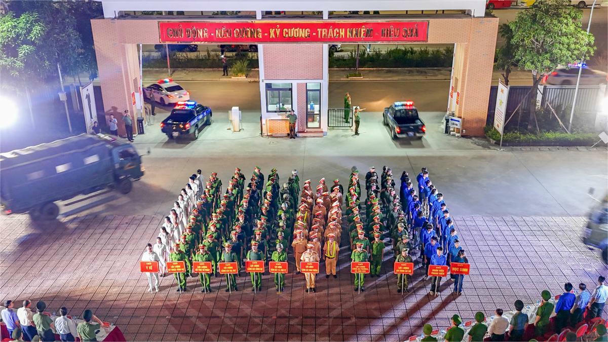 Ngay sau lễ ra mắt, các tổ công tác thuộc Lực lượng QN-14 đồng loạt xuất quân diễu hành, biểu dương lực lượng.