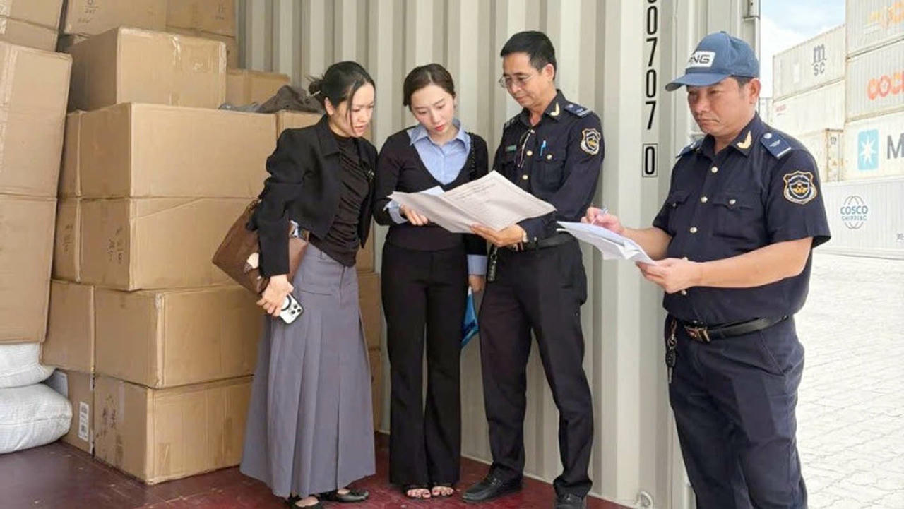 Lực lượng Hải quan tiến hành kiểm tra số hàng hóa vi phạm. (Nguồn: Cục Hải quan)