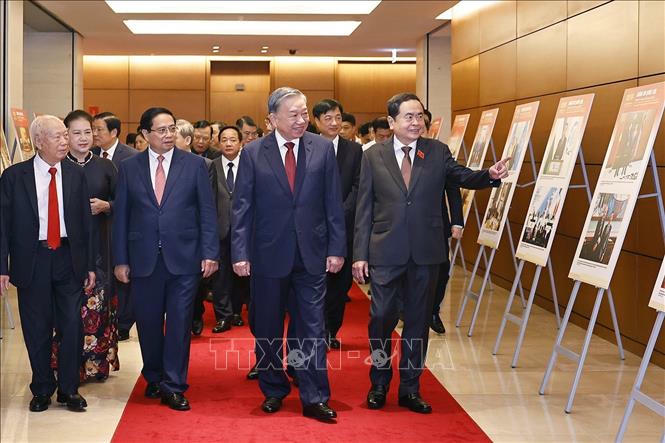 Tổng Bí thư Tô Lâm và các đại biểu xem triển lãm ảnh "Đảng bộ Quốc hội: Đoàn kết - Dân chủ - Kỷ cương - Đột phá". Ảnh: Doãn Tấn/ TTXVN