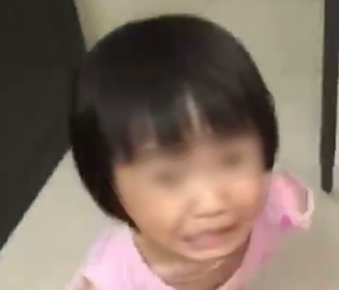 Công an vào cuộc vụ bé gái bị bố dùng dao đe dọa vì mẹ “không gửi tiền về”
