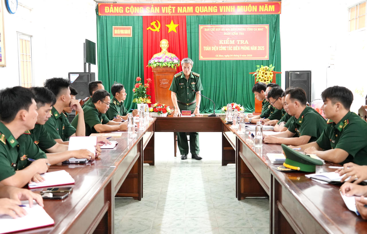 Đại tá Nguyễn Văn Ngọc - Phó Chỉ huy trưởng Nghiệp vụ BĐBP tỉnh Cà Mau, phát biểu kết luận kiểm tra tại Đồn biên phòng Khánh Hội.
